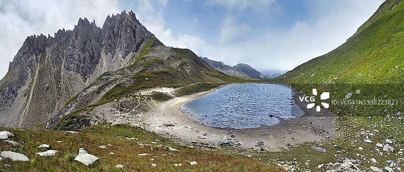 圣玛丽山谷：皮佐科隆贝山和科隆贝山口全景图片素材