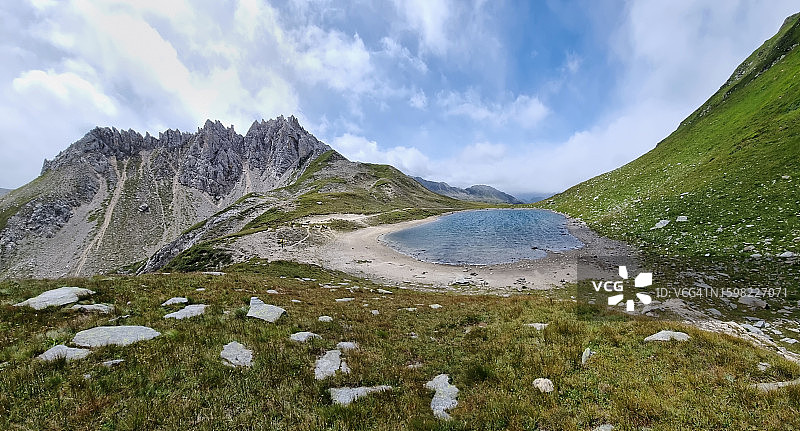 圣玛丽山谷：皮佐科隆贝山和科隆贝山口全景图片素材