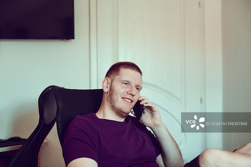 男子在工作之余打电话安排约会图片素材