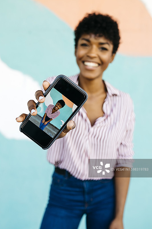 女人展示手机自拍照图片素材