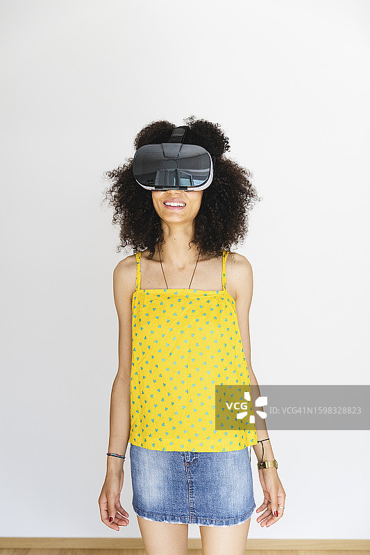 年轻女子佩戴VR眼镜，白色背景图片素材