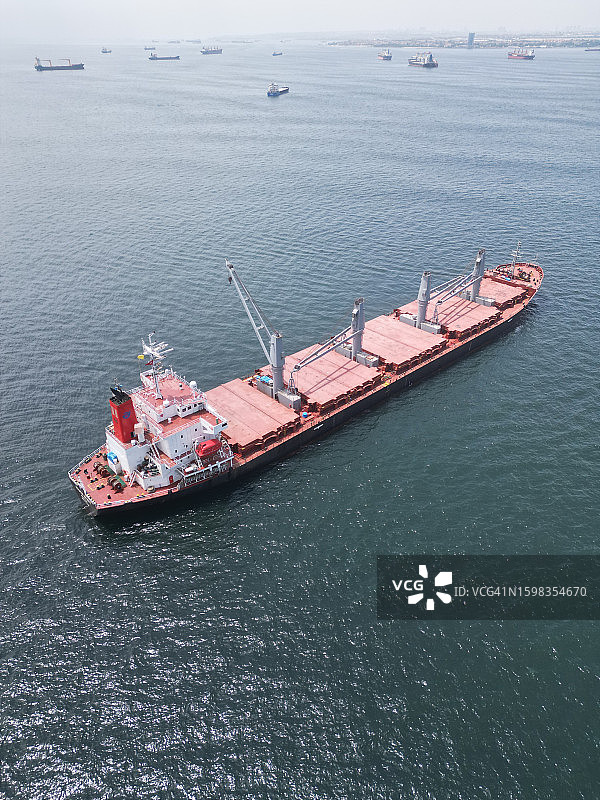 海上大型货船图片素材