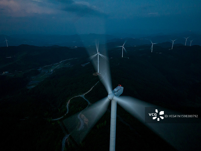 黑暗下的风力发电场图片素材