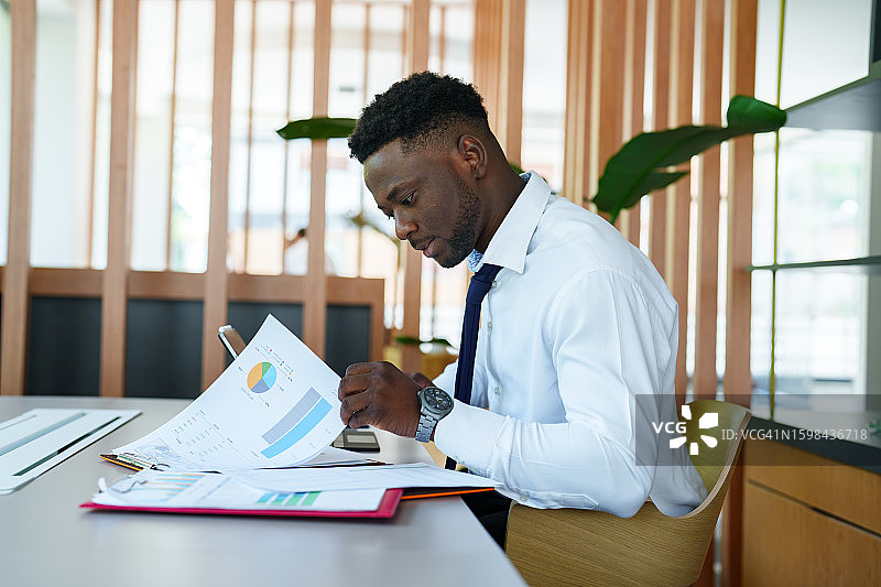 在办公室处理文件的白领 мужчина图片素材