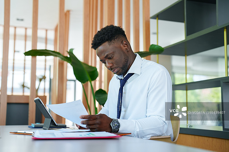 在办公室处理文件的白领 мужчина图片素材