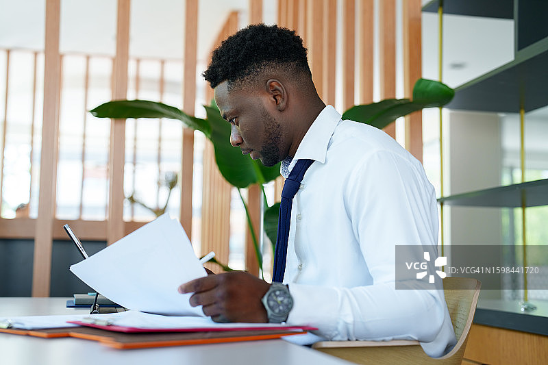 在办公室处理文件的白领 мужчина图片素材