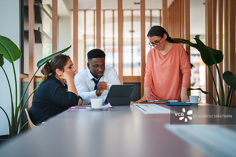 和同事一起展示报告的女人图片素材