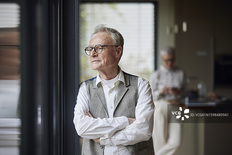 老年男人在家中向窗外看图片素材