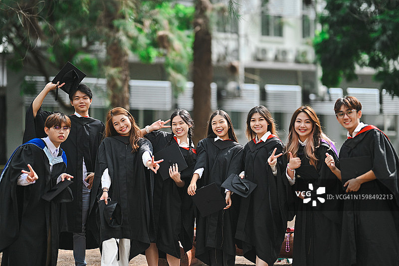 毕业典礼上洋溢着笑容的毕业生们图片素材