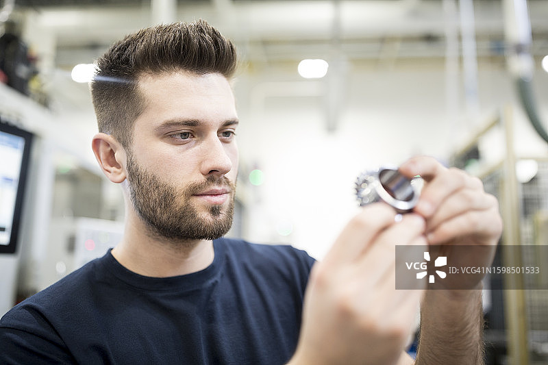 男人在工厂检查工件图片素材