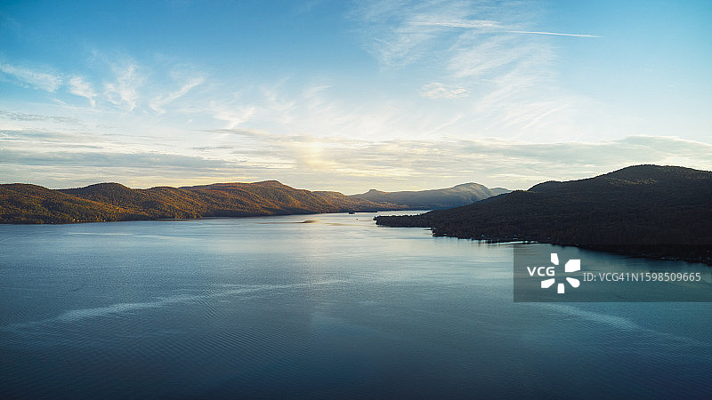 美国纽约州海牙：日落时乔治湖的风景图片素材