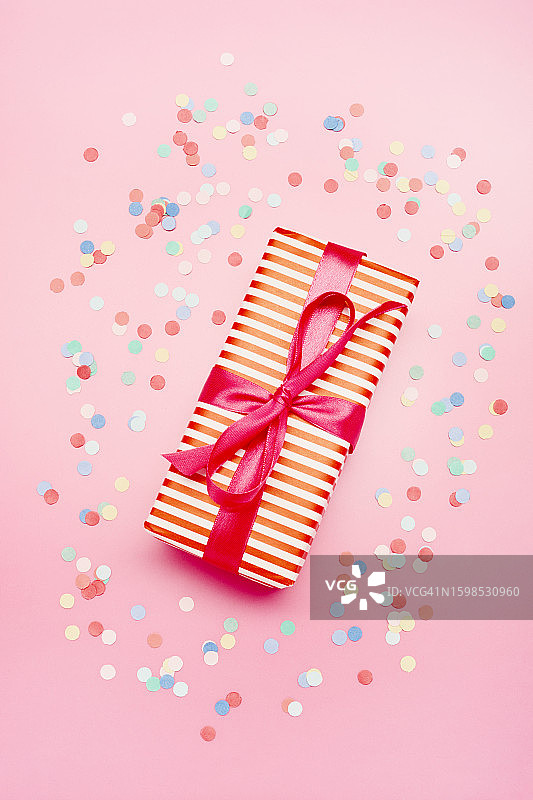 粉色背景上的礼物和彩纸图片素材