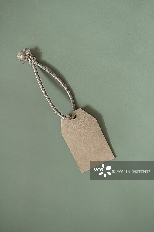 彩色背景上的棕色纸板价格标签图片素材