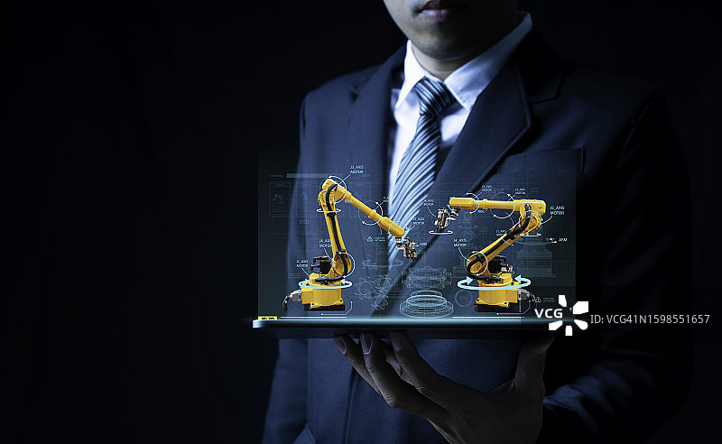 工业工程师通过增强现实分析3D模型图片素材