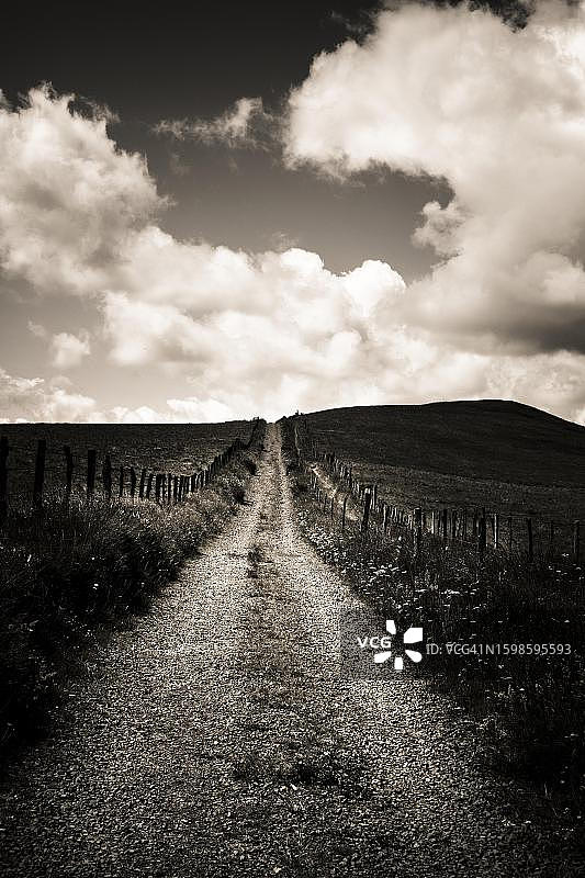 塞扎利耶高原小路，法国奥弗涅-罗讷-阿尔卑斯大区多姆山省图片素材