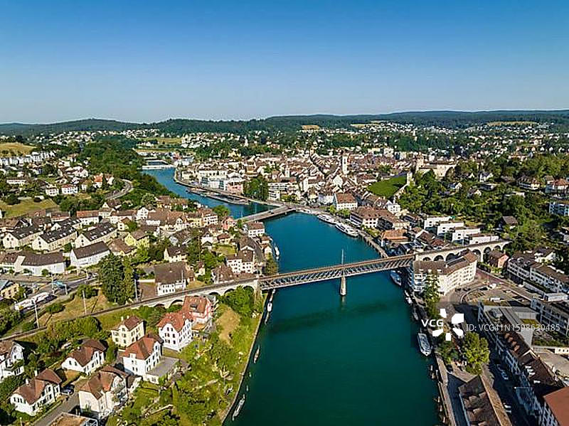瑞士沙夫豪森州沙夫豪森镇和莱茵河的航拍景色图片素材
