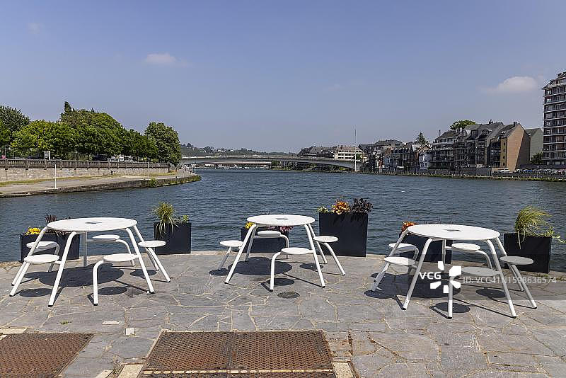 比利时瓦隆大区桑布尔河与默兹河交汇处的桌椅图片素材