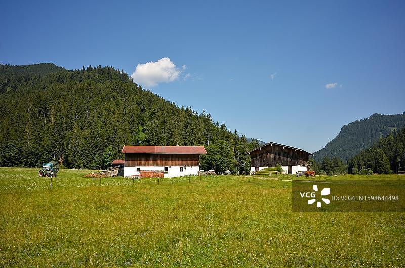 德国巴伐利亚基姆高地区的传统农场和拖拉机图片素材