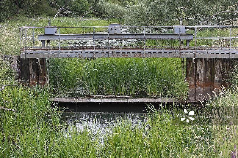 德国萨克森-安哈尔特州中易北河生物圈保护区，沟渠上的干燥倒堰图片素材