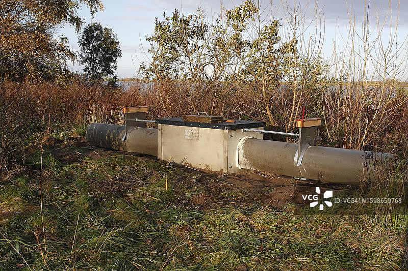 用于捕捉赤狐的活体陷阱，位于德国下萨克森州韦悉马施地区图片素材