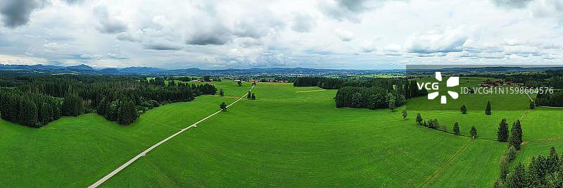 德国巴伐利亚肯普顿附近邓格尔施泰因（也称登克尔施泰因）森林的航拍图图片素材