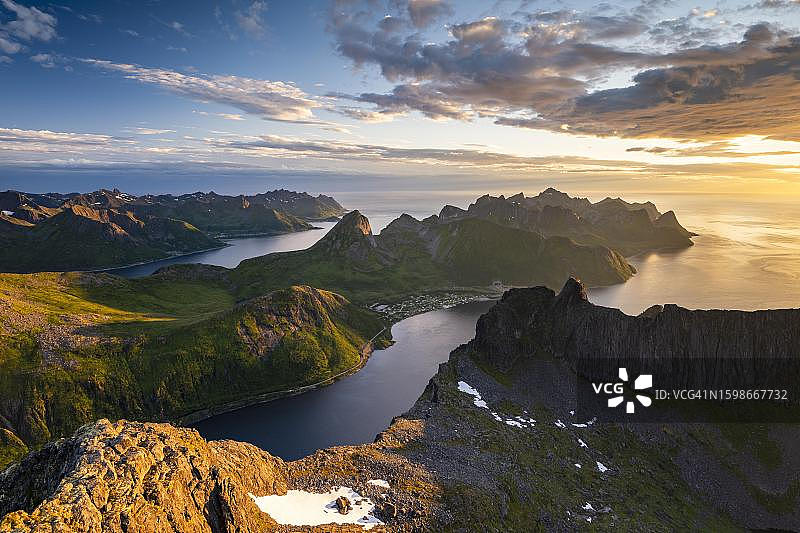 午夜阳光下的塞尼亚峡湾和山峰，挪威图片素材