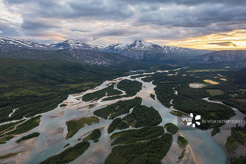 航拍挪威莫斯乔恩的河流三角洲图片素材