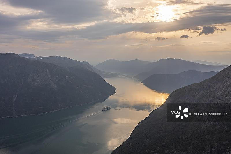 挪威哈当厄尔峡湾的支流艾德峡湾和群山图片素材
