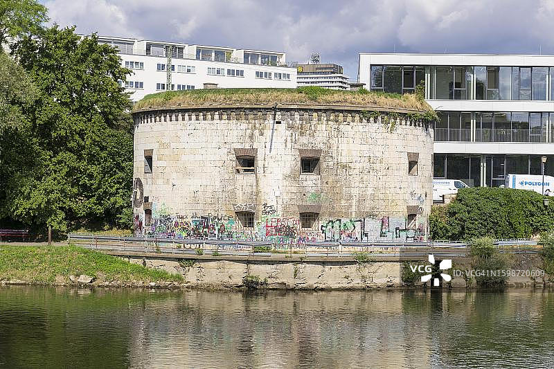 德国巴登-符腾堡州乌尔姆多瑙河上多瑙河塔图片素材