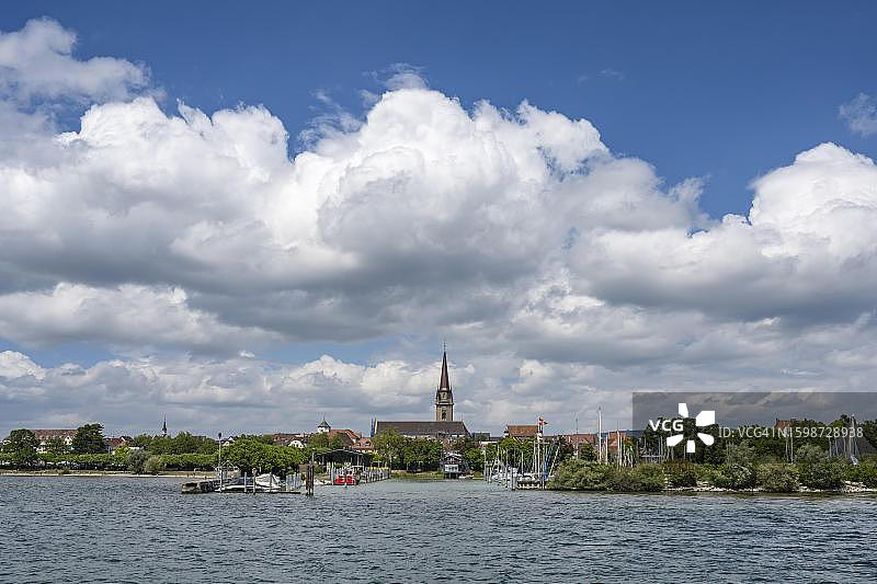 德国巴登-符腾堡州康斯坦茨区拉多夫采尔，从瓦什布吕克哈芬和拉多夫采尔大教堂看港口入口图片素材