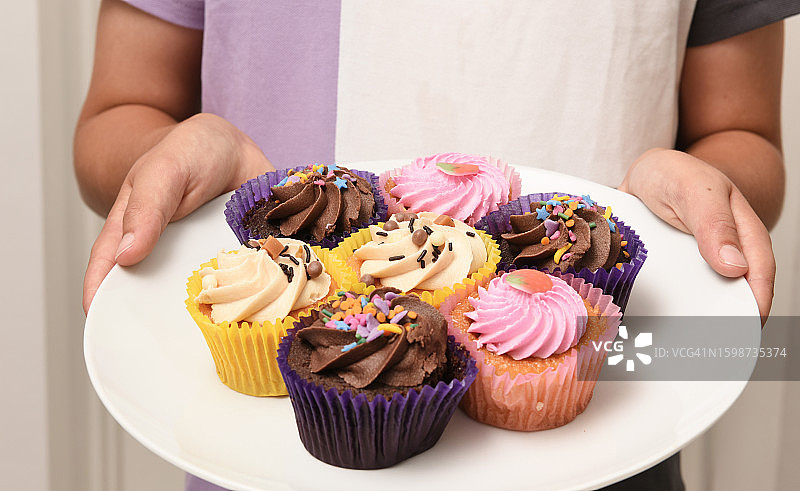 制作纸杯蛋糕的12岁儿童图片素材