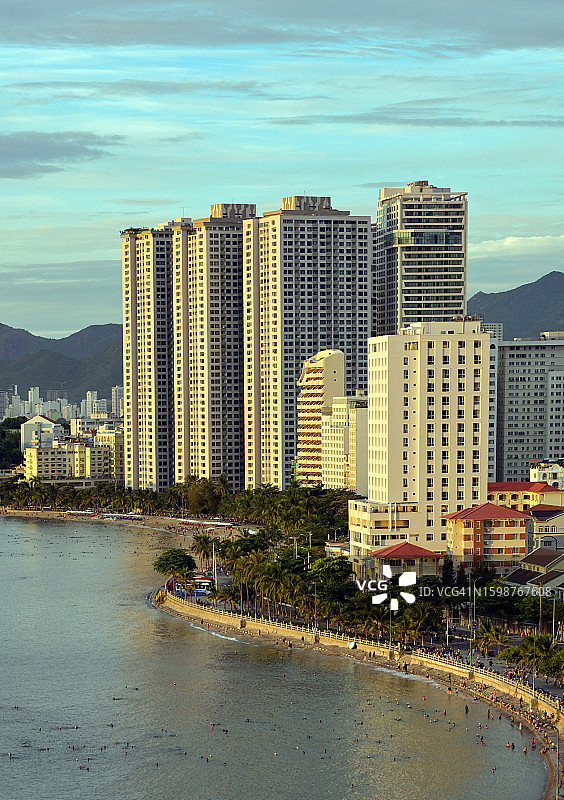 越南著名旅游地芽庄湾海滩城市风光图片素材