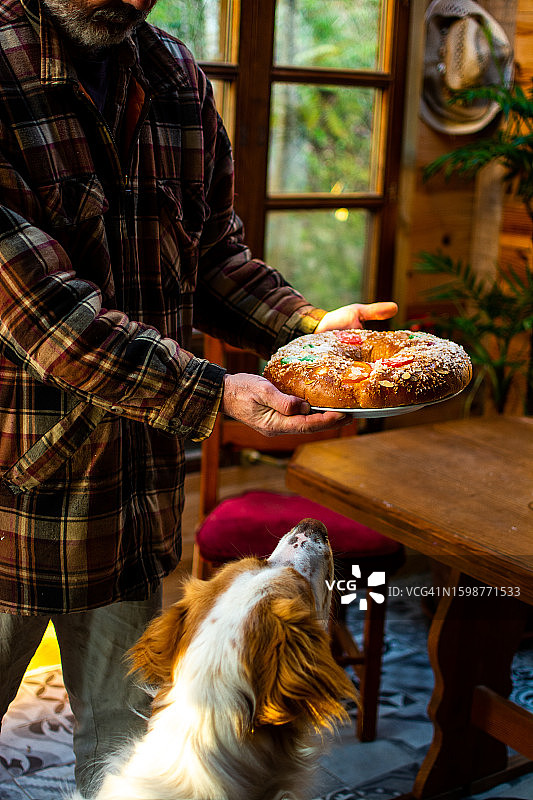 西班牙国王饼，男子手持西班牙圣诞甜点图片素材