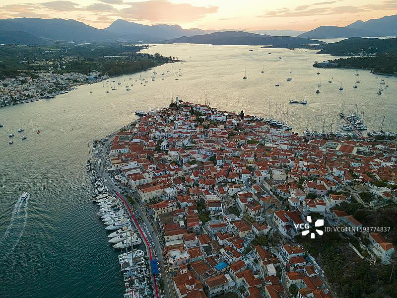 波罗斯岛、萨罗尼克群岛，伯罗奔尼撒，希腊的蓝色时刻鸟瞰图图片素材