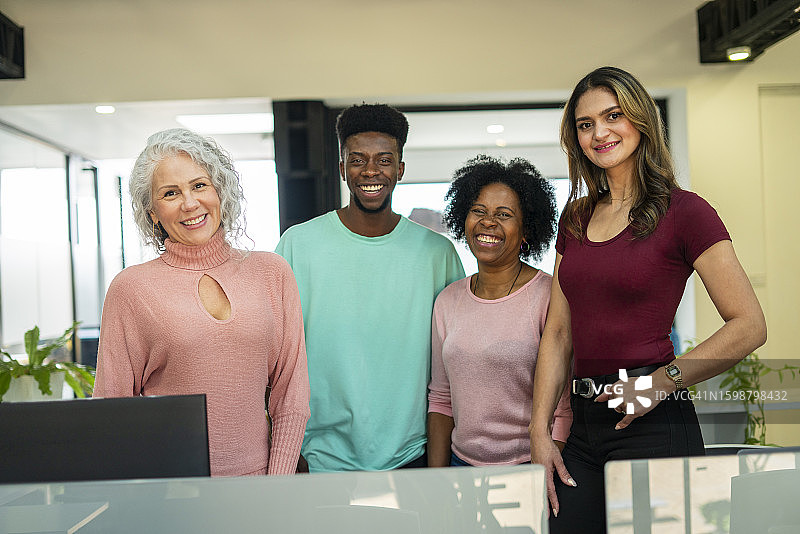 办公室职员合影图片素材