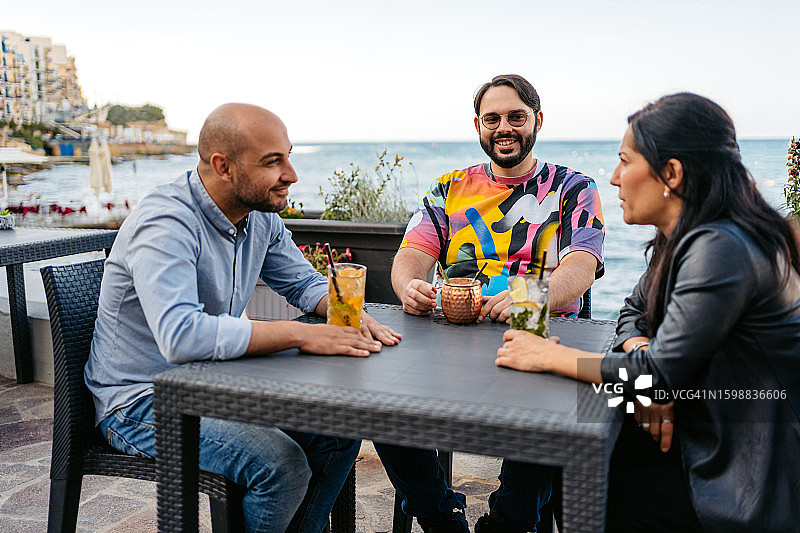 朋友在马耳他海边咖啡馆喝鸡尾酒放松图片素材