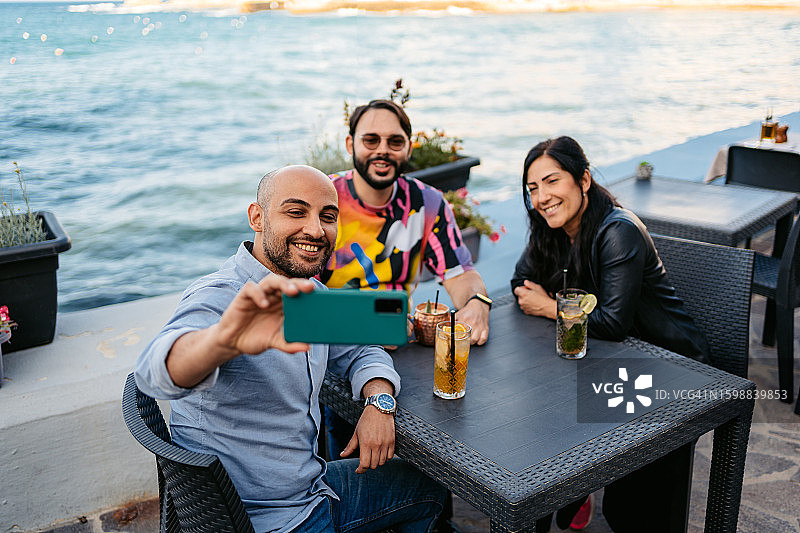 一群朋友在海边咖啡馆自拍图片素材