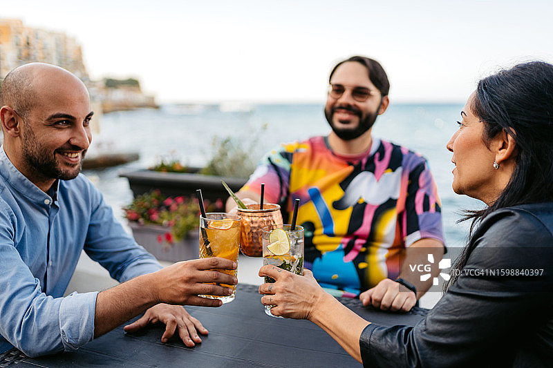 朋友在马耳他海边咖啡馆喝鸡尾酒放松图片素材