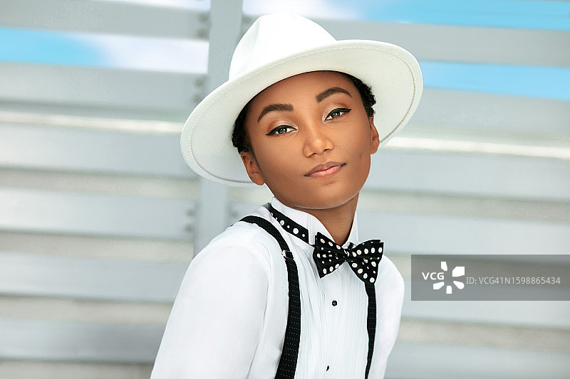 坐在小屋里的可爱年轻黑人女性图片素材