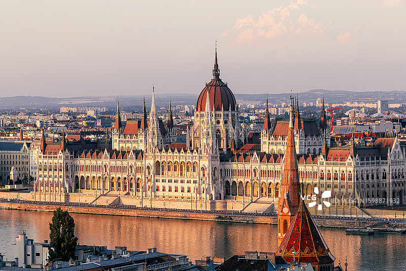 日落时分的匈牙利国会大厦鸟瞰，布达佩斯图片素材