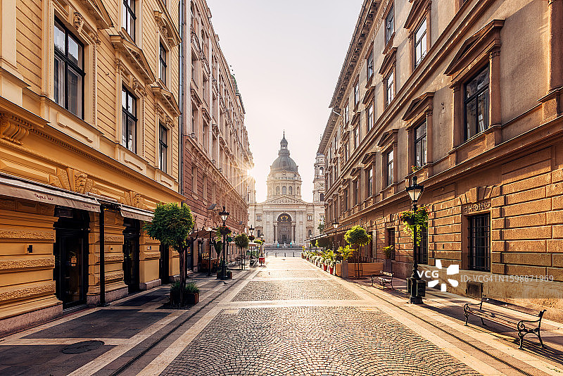 通往匈牙利圣史蒂芬大教堂的布达佩斯老城步行街图片素材