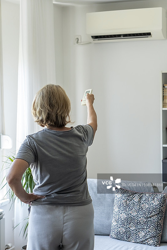 年长的女人在家使用空调图片素材
