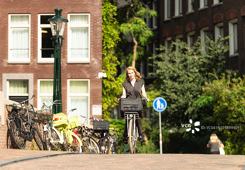 在阿姆斯特丹骑自行车旅行图片素材