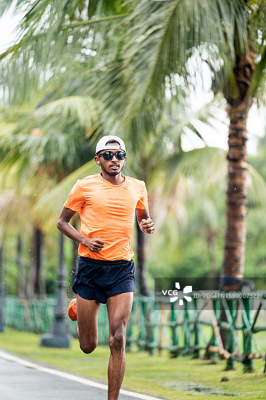 在沥青路上奔跑的男子图片素材