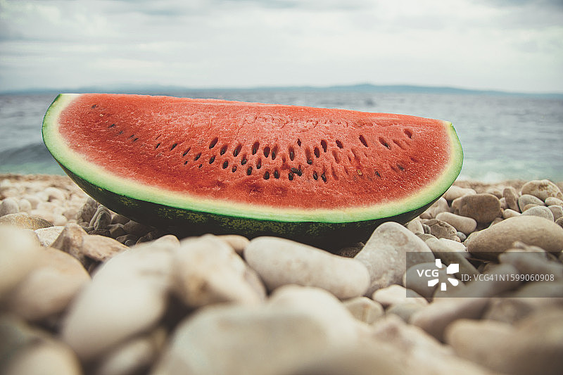 海滩鹅卵石上的西瓜图片素材