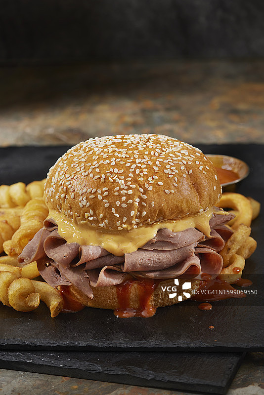 仿制烤牛肉切达干酪三明治图片素材