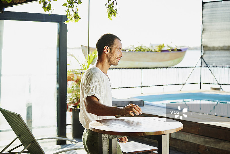 在旅馆咖啡馆旅行的男子肖像图片素材