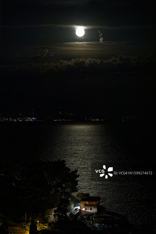 亚得里亚海上空的满月图片素材