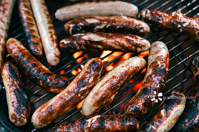 烤架上的德国香肠特写图片素材