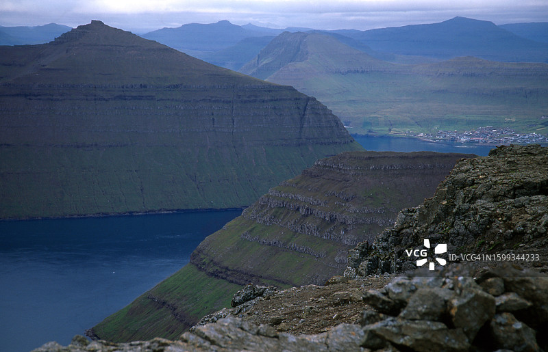 黄昏时分黑暗峡湾的景色图片素材